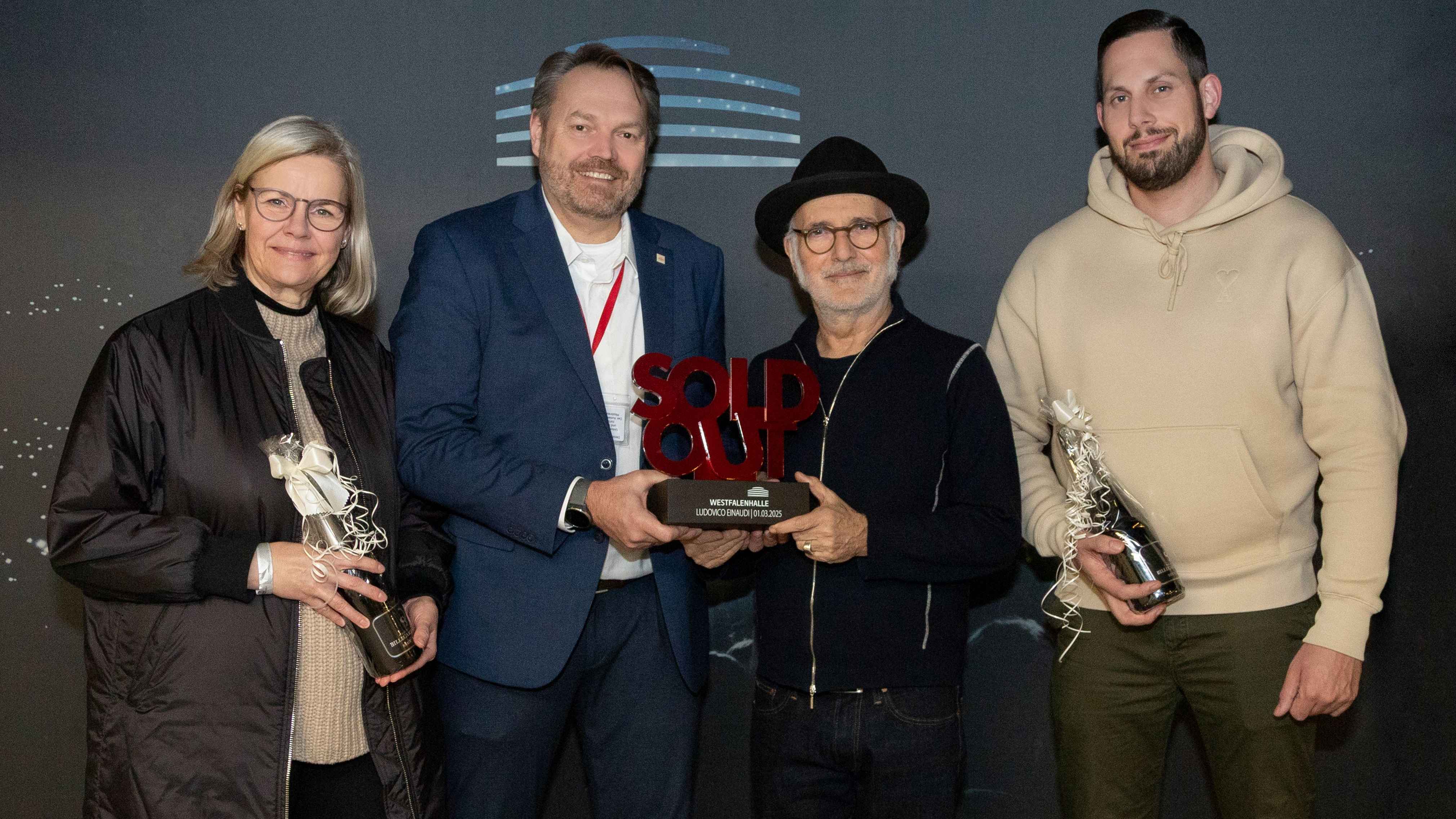 47d7e3bc 97cf 45c8 9837 b94694316afd Bei der Verleihung (von links): Christiane Blum (concertteam NRW), Rainer Schüler (Leiter Westfalenhalle), Ludovico Einaudi, Ben Mitha (CEO Karsten Jahnke Konzertdirektion).