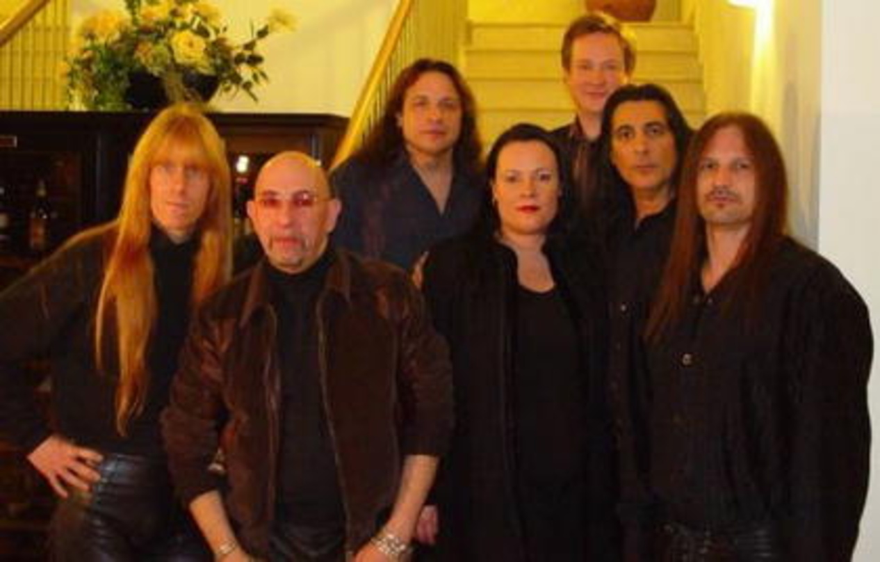 Neue Partner (v.l.n.r.): Karl Logan (Manowar), Manfred Schütz (SPV), Eric Adams (Manowar), Ulrike Rudolph (SPV), Bandmanager Hinrich Stürken, Joey DeMaio und Scott Columbus (beide Manowar)