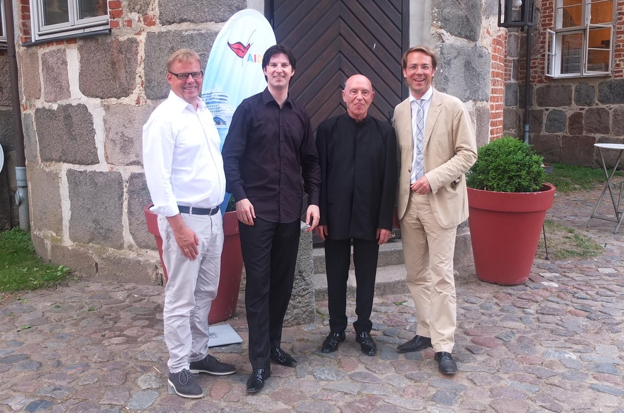 Trafen sich beim Konzert (von links): Hansjörg Kunze, Daniel Müller-Schott, Christoph Eschenbach und Markus Fein, Intendant der Festspiele Mecklenburg-Vorpommern