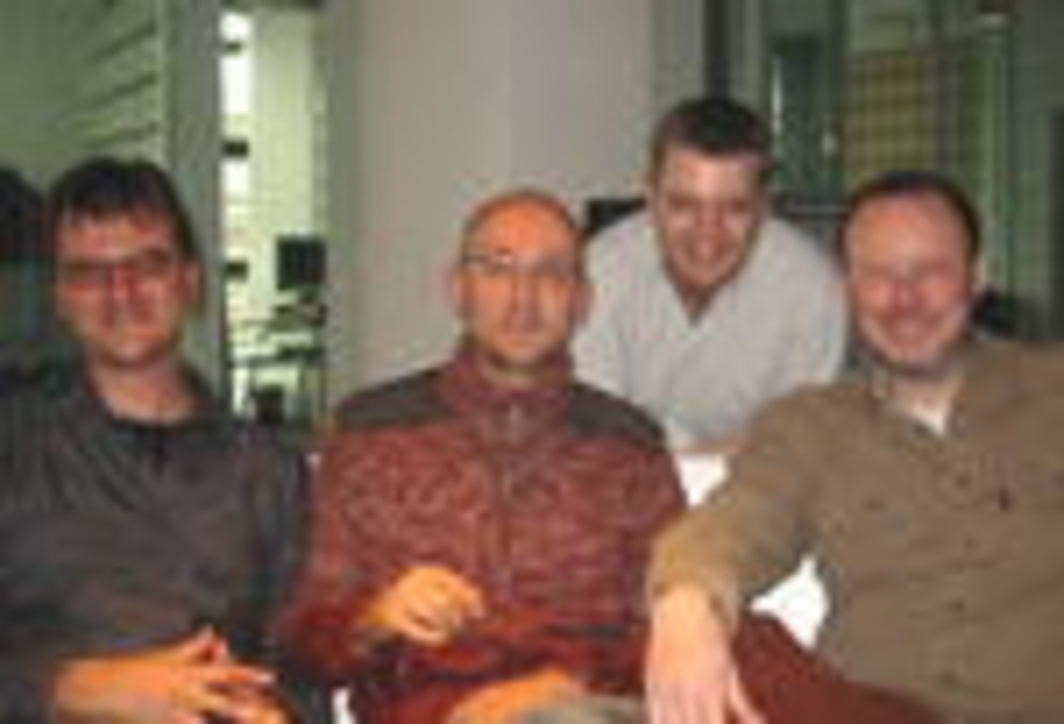 Besiegelten den Vertrag (v.l.n.r.): Holger Vogt (Hypernorm), Tobi Neumann, Robert Stegmüller (General Manager Universal Music Publishing), Walter Gröbchen (A&R Universal Music Publishing)