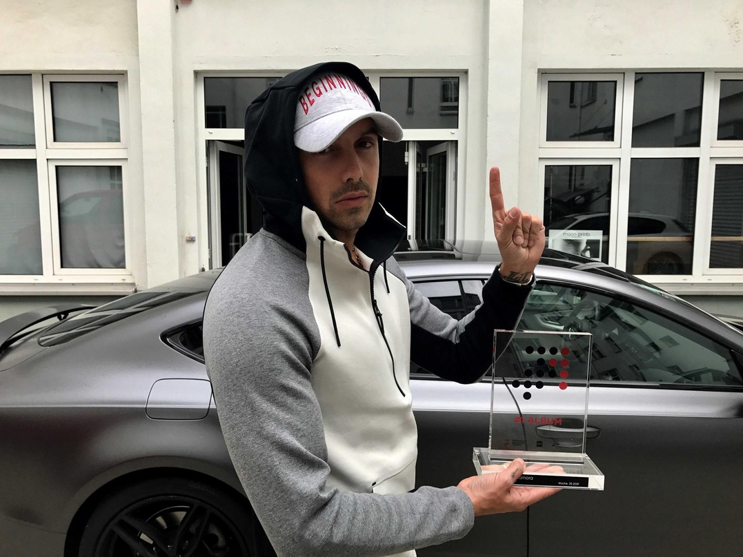 Erneut ganz oben: Raf Camora mit seinem #1 Award der Offiziellen Deutschen Charts