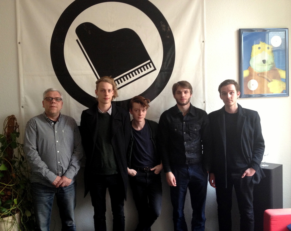 Bei der Vertragsunerzeichnung (von links): Stefan Strüver [PIAS], Tammo Kasper, Paul Pötsch, Max Fenski (alle: Trümmer) und Henning Mues (Manager Trümmer)