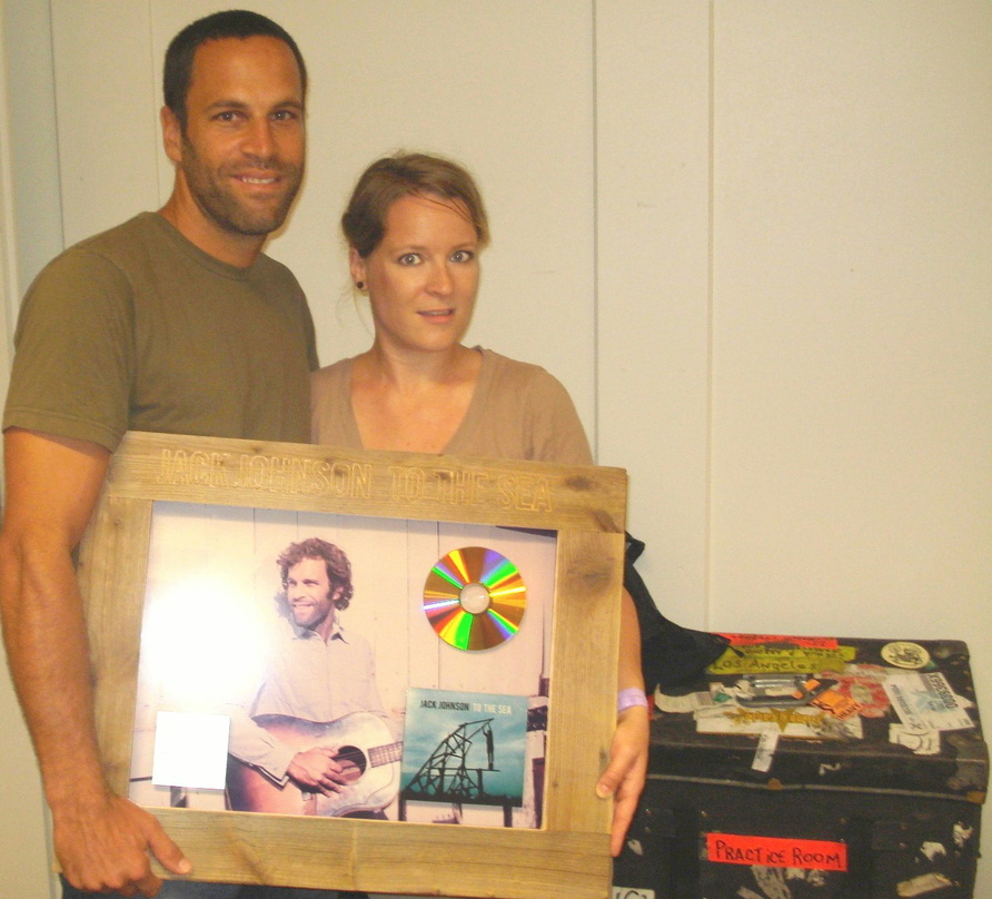 Achten auch bei der Edelmetall-Ehrung auf die Umwelt: Universal Music Schweiz und Jack Johnson