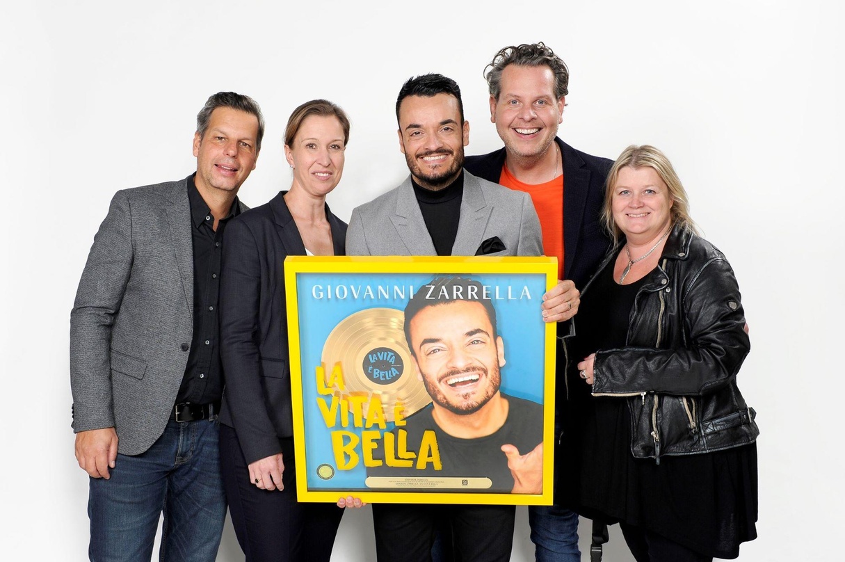 Bei der Gold-Verleihung (von links): Ken Otremba (geschäftsführender Gesellschafter Telamo), Birte Goldbrunner (Director Marketing Telamo), Giovanni Zarrella, Christian Geller (Produzent, ...