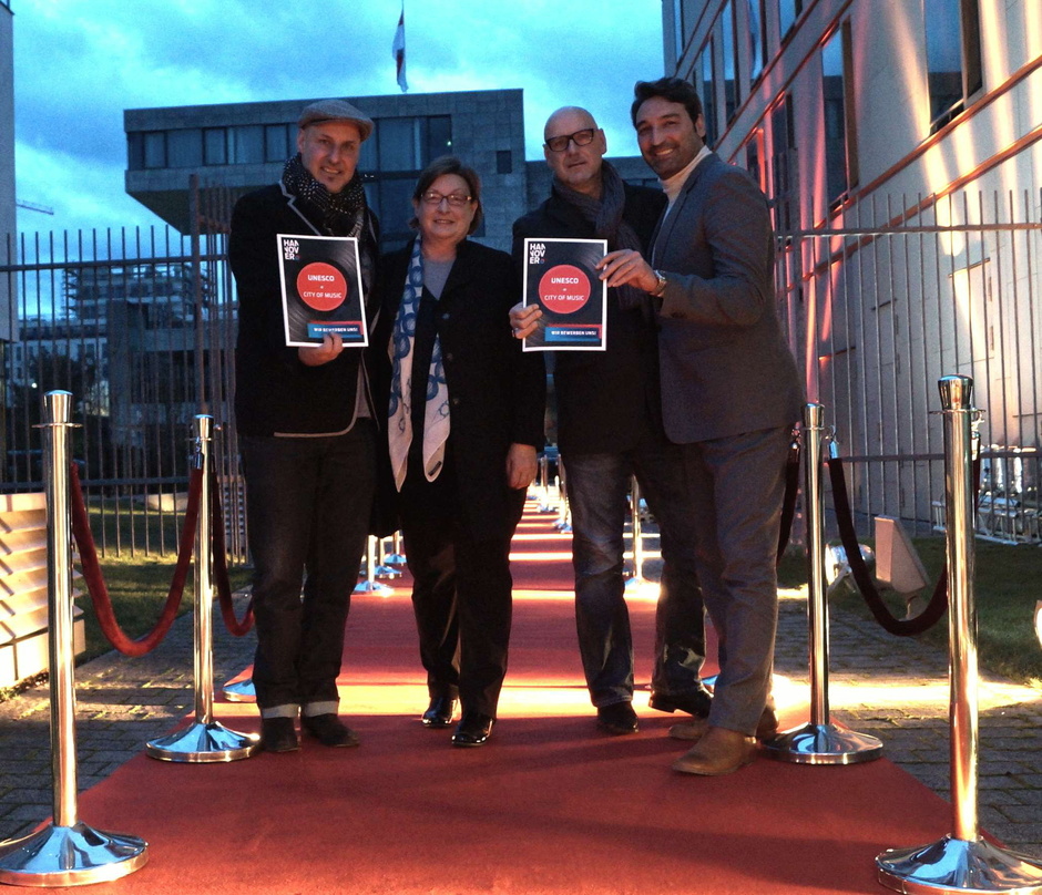 Machen sich auf der Berlinale für Hannover stark (von links): Thorsten Wingenfelder, Kulturdezernentin Marlis Drevermann, Kai Wingenfelder und Mousse T.