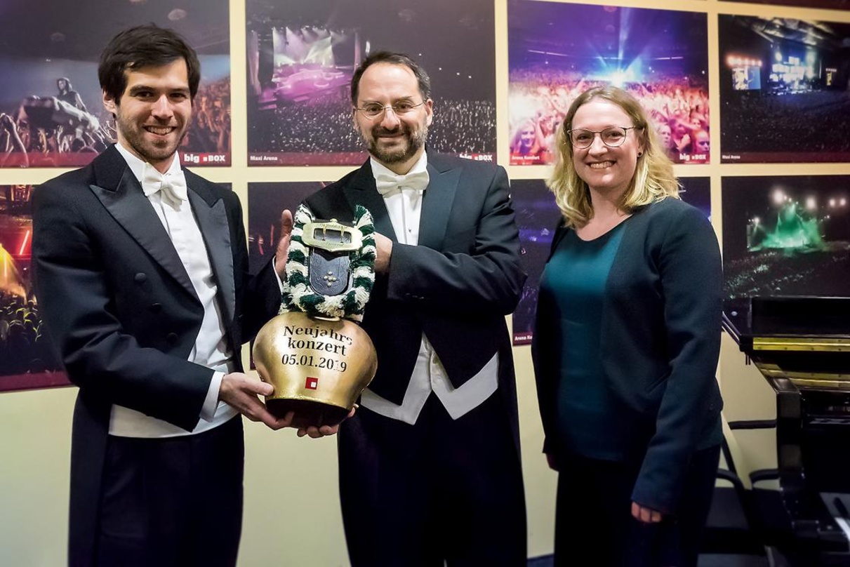 Bei der Verleihung (von links): Malte Koch (Orchestervorstand Münchner Symphoniker), Andreas Schüller (Gastdirigent Münchner Symphoniker) und Johanna Keller (Marketing bigBox Allgäu)