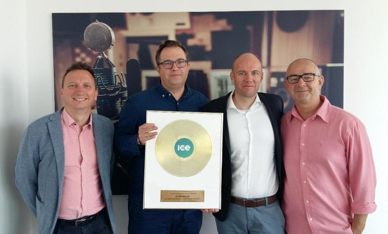 Mit einem Milliarden-Award (von links): Ben McEwen (Vice President Commercial ICE), ICE-CEO Thorsten Sauer, Thomas Theune (Direktor Sendung und Online GEMA) und Neil Jones (Vice President ...