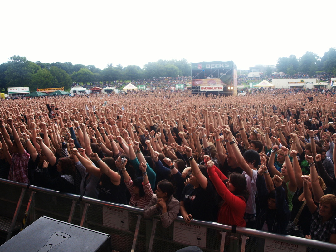 Vor einer der Hauptbühnen herrschte gute Stimmung: Fans beim Rheinkultur-Festival
