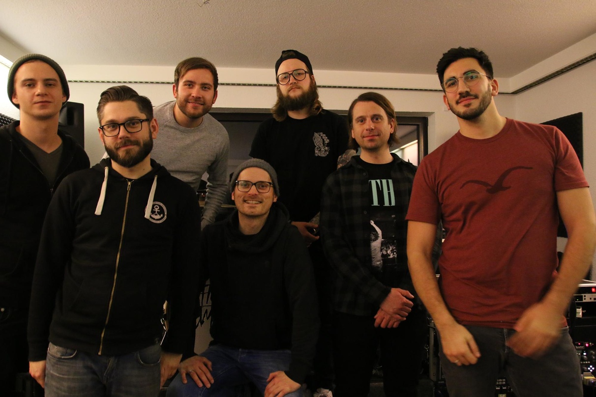 Besiegelten die Zusammenarbeit (von links): David Werner, Dennis Landt, Stefan Poggensee (alle Watch Out Stampede), Alexander Schröder (Redfield Records), Andreas "Ando" Hildebrandt (Watch...