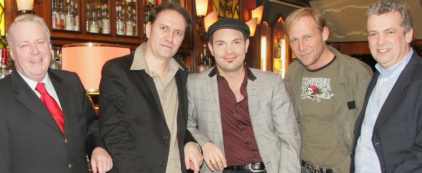Gute Zusammenarbeit: Das Peermusic-Team mit Roger Cicero (m.)||Freuen sich über die erfolgreiche Jahresbilanz von Peermusic (v.l.n.r.): Prof. Michael Karnstedt (European Chairman Peermusic...