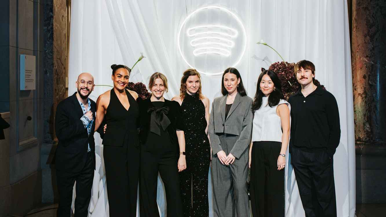 Posieren im Bode-Museum vor dem Spotify-Logo (von links): Daniel Konstantinos Nikolaou (Music & Podcast Partnerships), Christy Casamayor (Artist & Label Partnerships Manager), Luisa Kriste...