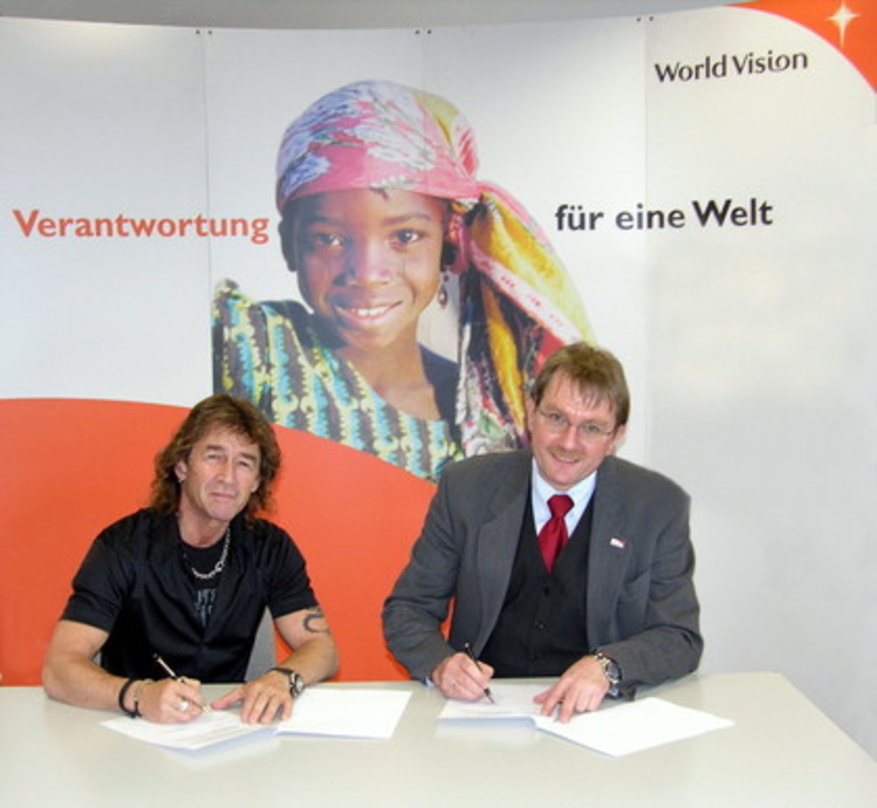 Besiegelten Partnerschaft: Peter Maffay und Günther Bitzer (World Vision, r.)