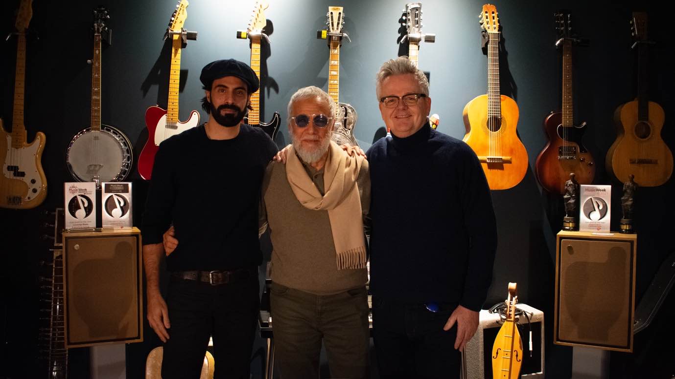 Arbeiten künftig im Verlagsbereich zusammen (von links): Yoriyos Adamos, Yusuf Islam und Mike McCormack, Managing Director der britischen UMPG-Niederlassung.