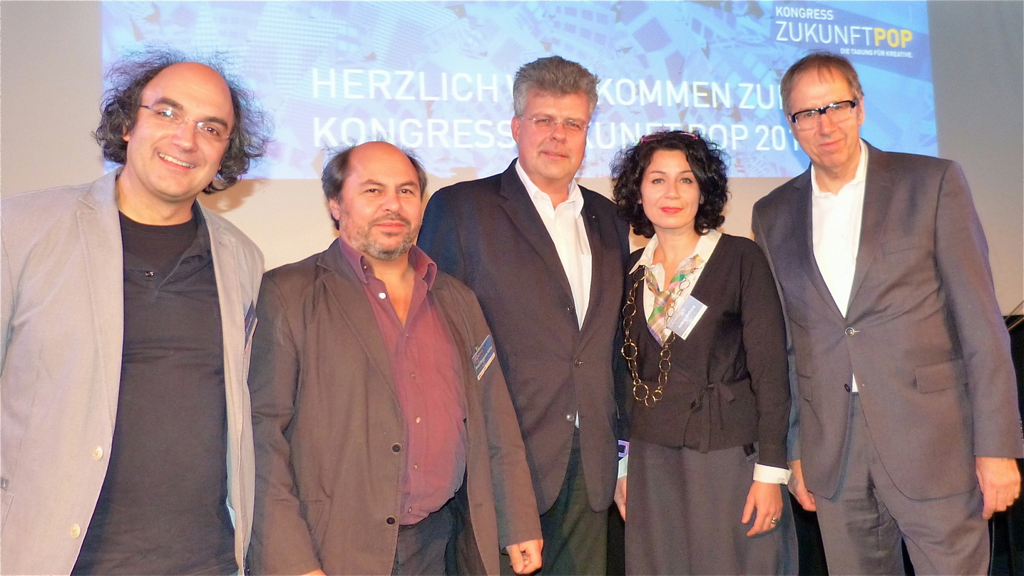 Gastgeber Udo Dahmen (rechts) begrüßt KongressteilnehmerInnen
(von links): Bernd Ruf, Benjamin Köthe, Christian Höppner und Andrea Rothaug