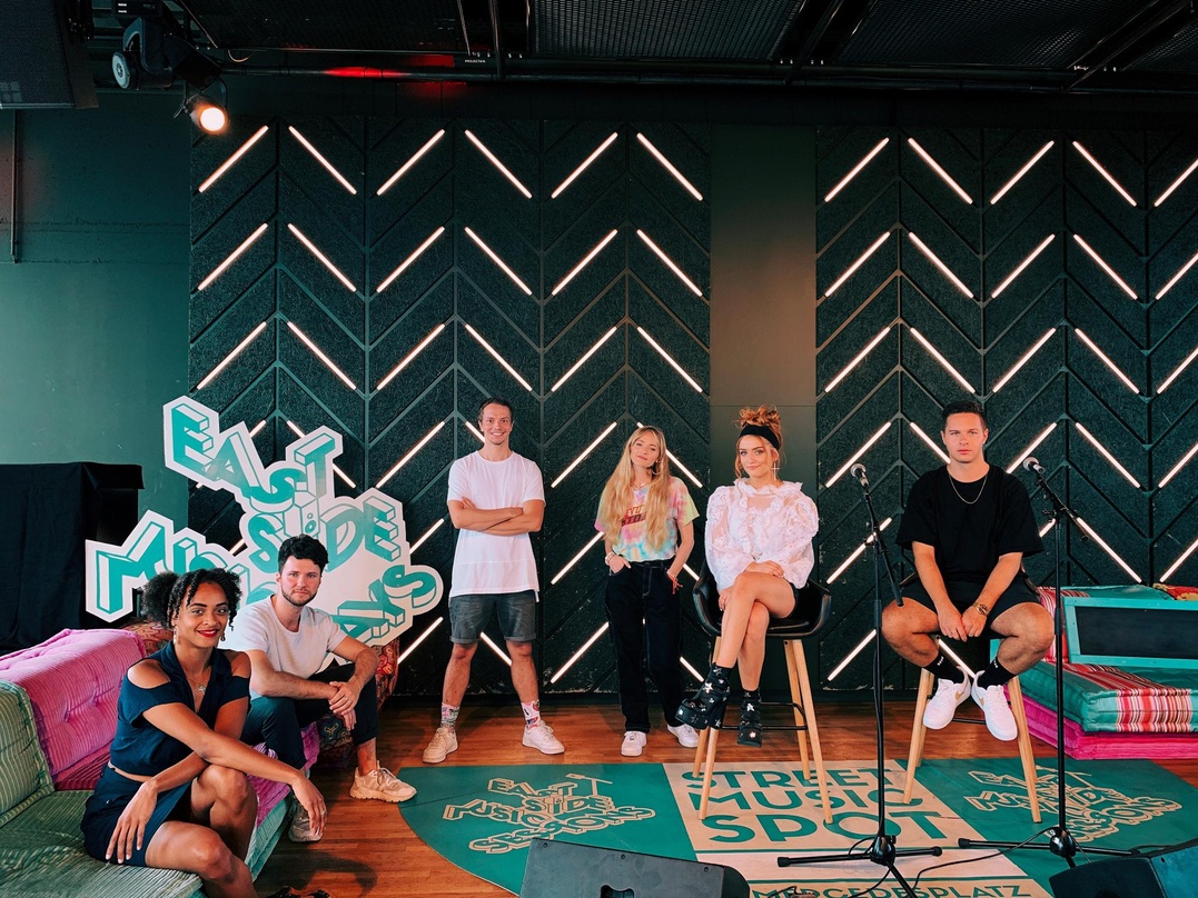 Bestreiten die East Side Music Sessions (von links): Moderatorin Yetundey, Damian Ketteler (Harina), Alle Farben, Harina, Annica Russo und Lahos