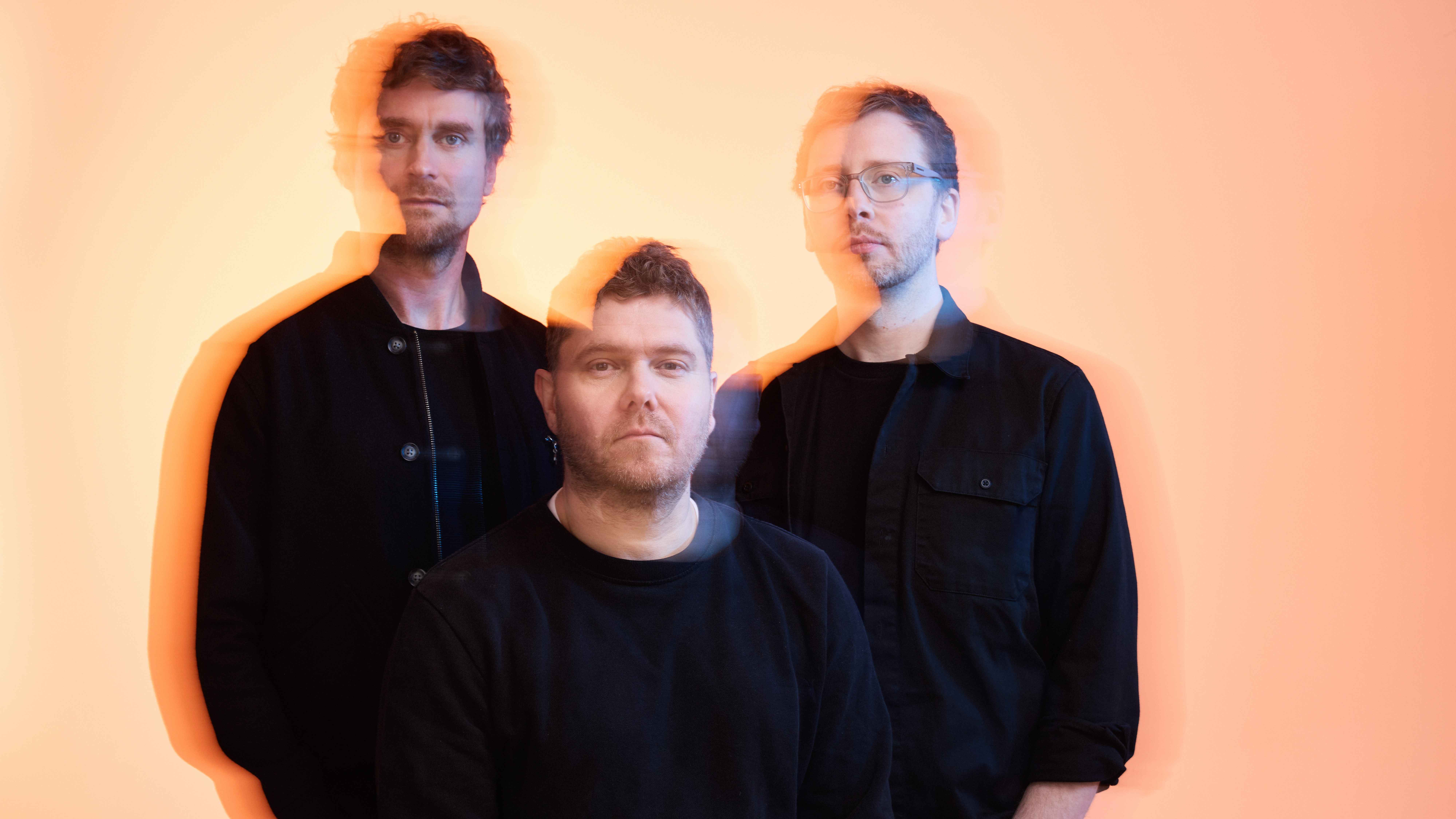 Kommen im Künstler:innenstamm von Wise Music (von links): Schlagzeuger (Jon Scott), Nick Blacka (Kontrabass) und Chris Illingworth (Pianist).