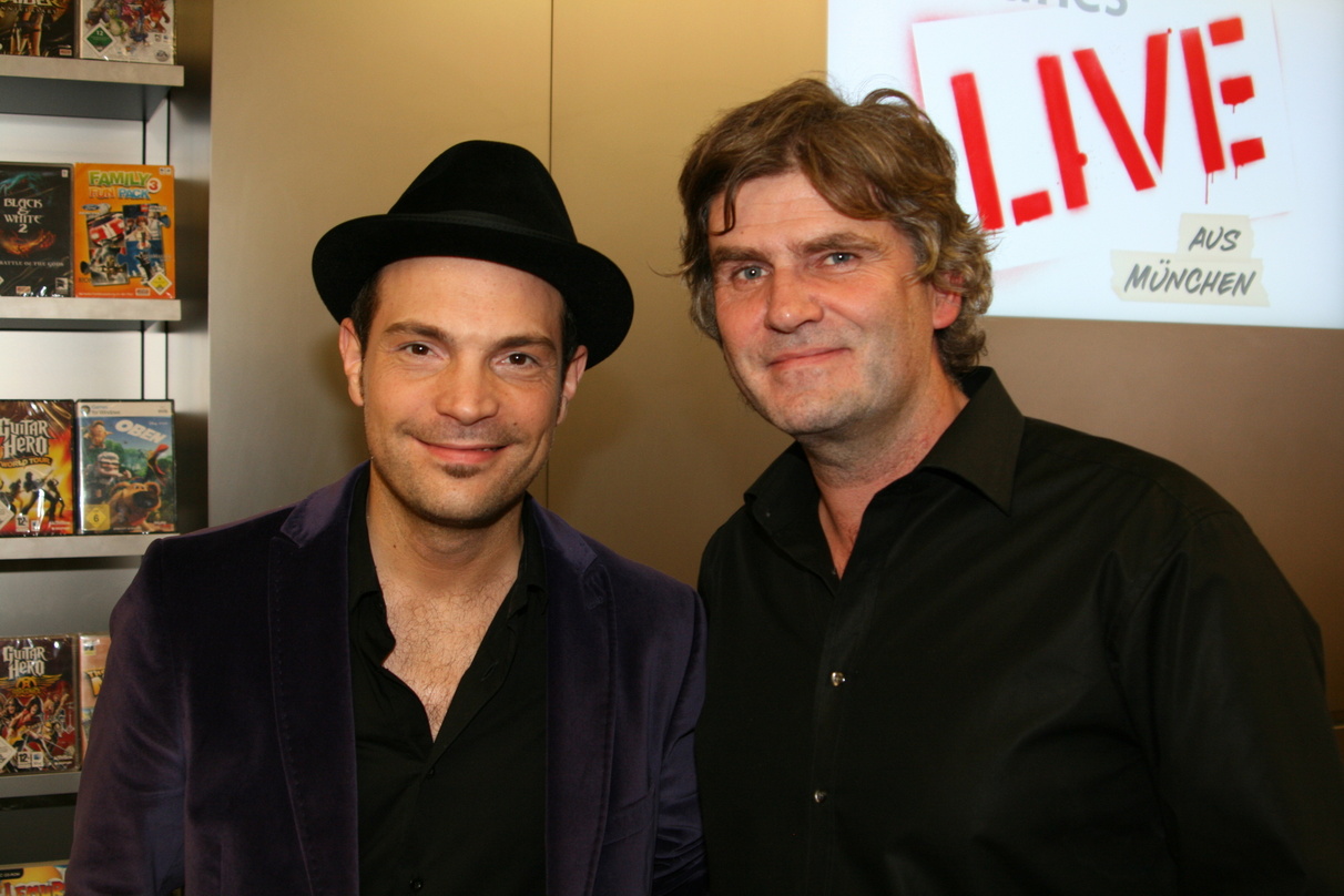 iTunes-Manager mit Künstler: der bekennende iTunes-Fan Roger Cicero (l.) und Carsten Dierksen