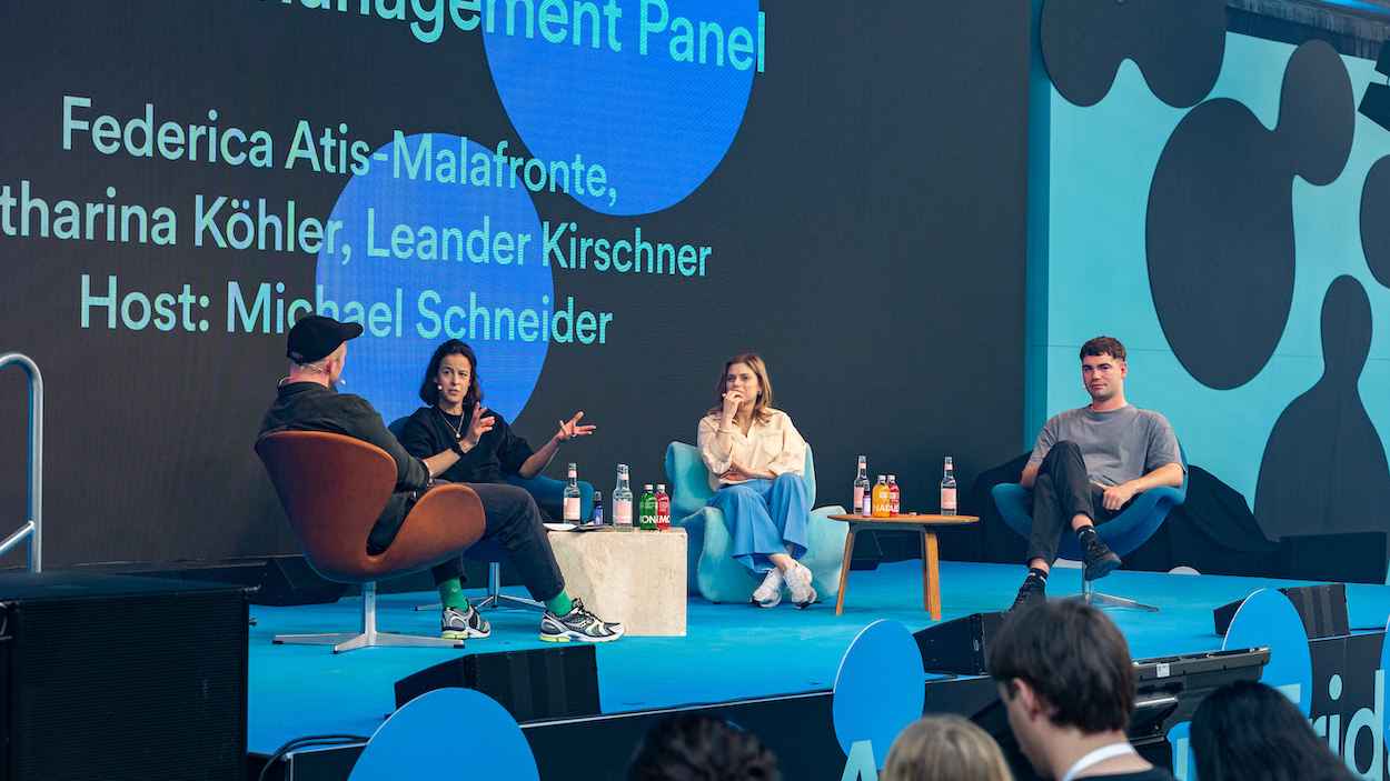 Kamen bei der letzten Ausgabe des Spotify-Musikgipfels ins Gespräch (von links): Michael Schneider (Host), Katharina Köhler (Management Deichkind), Federica Atis-Malafronte (Management Cro...