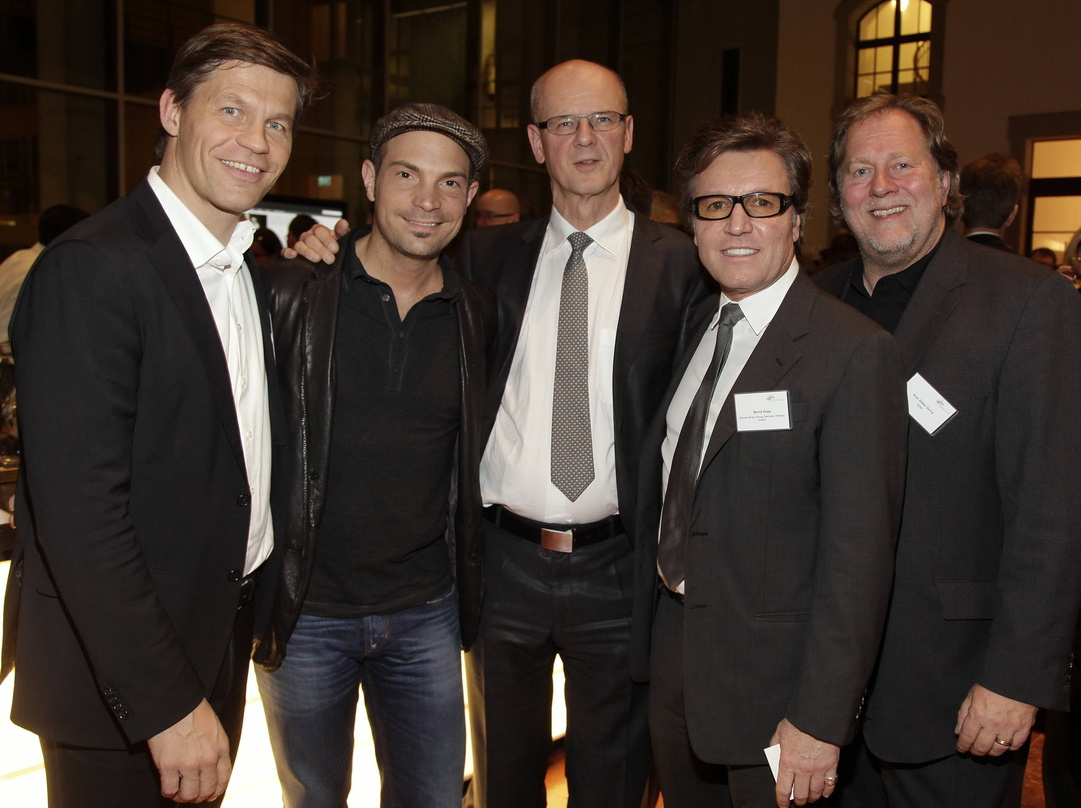 Beim Parlamentarischen Abend am 13. Dezember in Berlin (v.l.n.r.): Frank Briegmann (Universal Music), Roger Cicero, Siegfried Kauder (CDU), Bernd Dopp (Warner Music) und Dieter Gorny (BVMI...