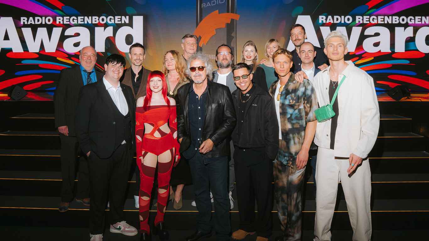 An Artists und Branchenvertreter:innen waren auch dabei (von links): Claus Peter Freiherr von Hafenbrödel (Radio Regenbogen), Isaak, Chris Bruns (Senior Product Manager Polydor x Island/He...
