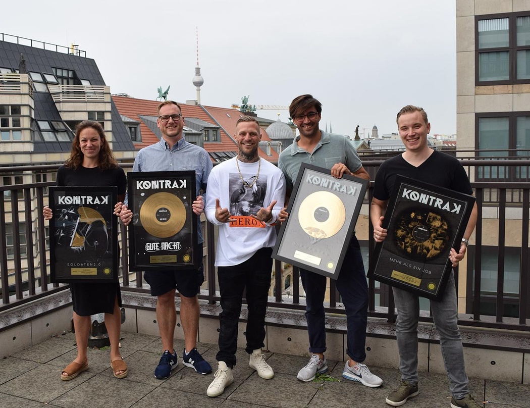 Bei der Gold-Verleihung (von links): Dominique Kulling (Managing Director BMG Germany), Rocco Wolf (Director Artist Services BMG GSA), Kontra K, Maximilian Kolb (Director A&R Recorded Musi...