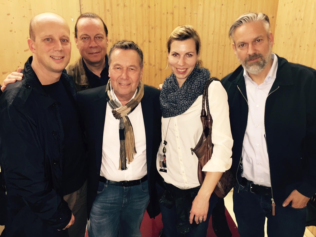 Begegneten sich backstage (von links): Manfred Rolef (Vice President AOR-Labelgroup GSA), Holger Spille (Leitung Presse-Promotion AOR-Labelgroup), Roland Kaiser, Anne Stegmaier (Director M...
