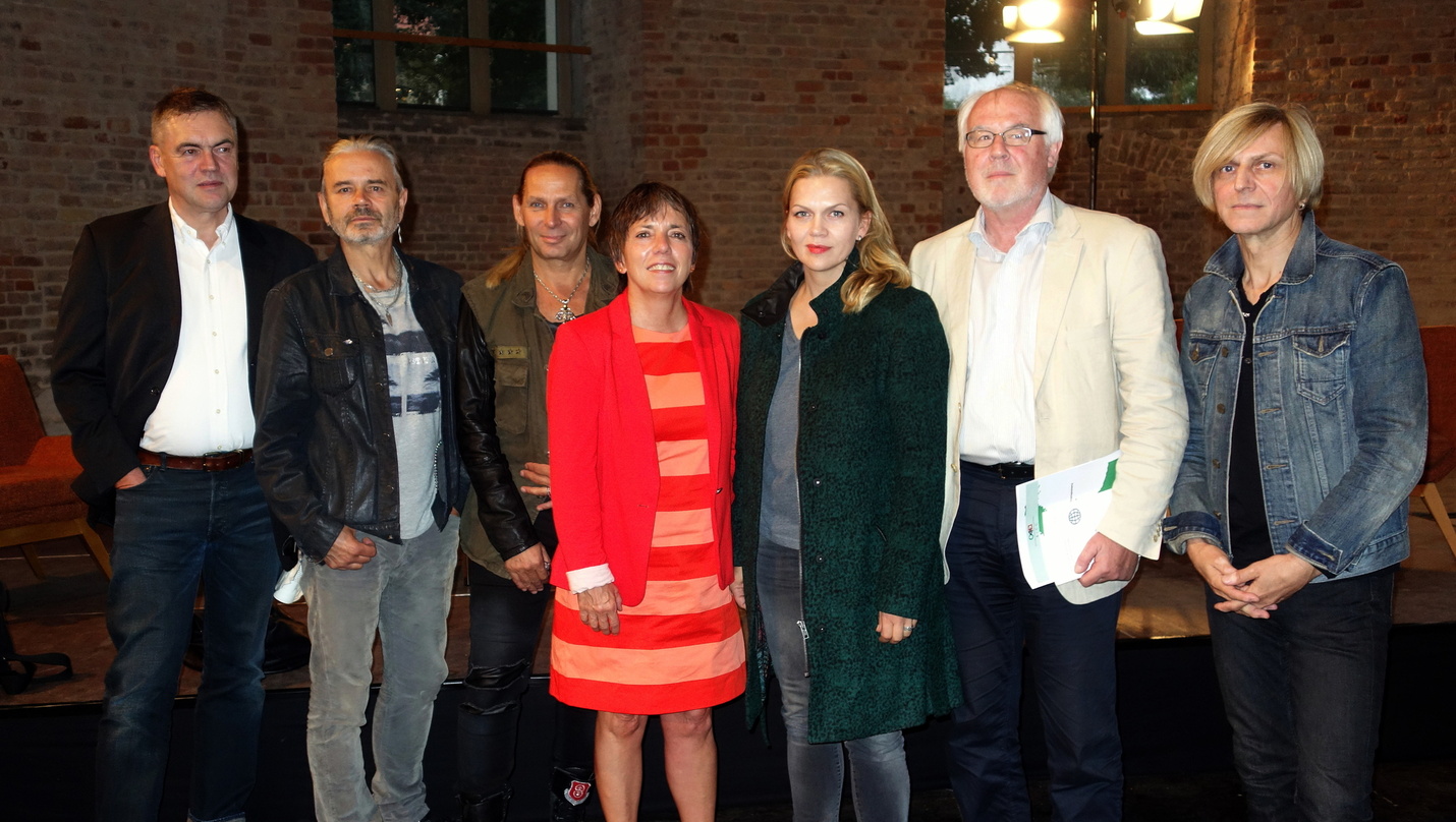 Diskutierten in Berlin (von links): Jan Feddersen ("taz"), Jacki Reznicek, Uwe Hassbecker (beide Silly), Schirmherrin Margot Käßmann, Anna Loos (Silly), Volker Kasch (Miseror) und Ritchie ...