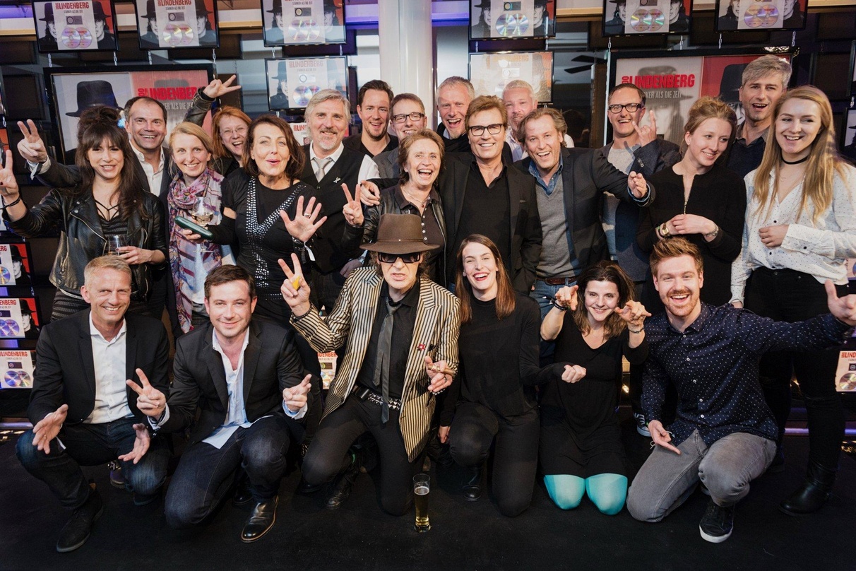 Zelebrierten den großen Erfolg von "Stärker als die Zeit": Udo Lindenberg (vorn, 3. von links), Bernd Dopp (Chairman & CEO Warner Music, hinten, 7. von rechts) und das gesamte Warner-Music...