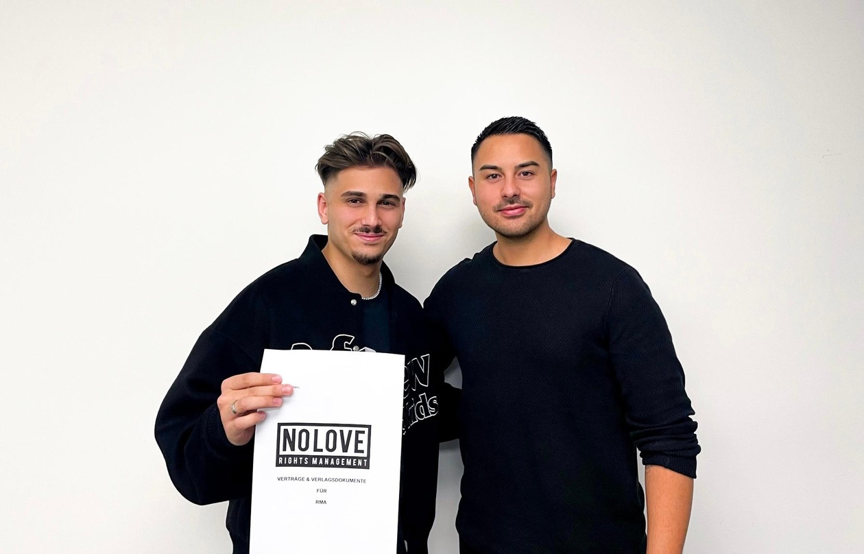 Bei der Vertragsunterzeichnung: Okan Özcan alias RMA (links) und Mike Buck (CEO & Head of A&R No Love)