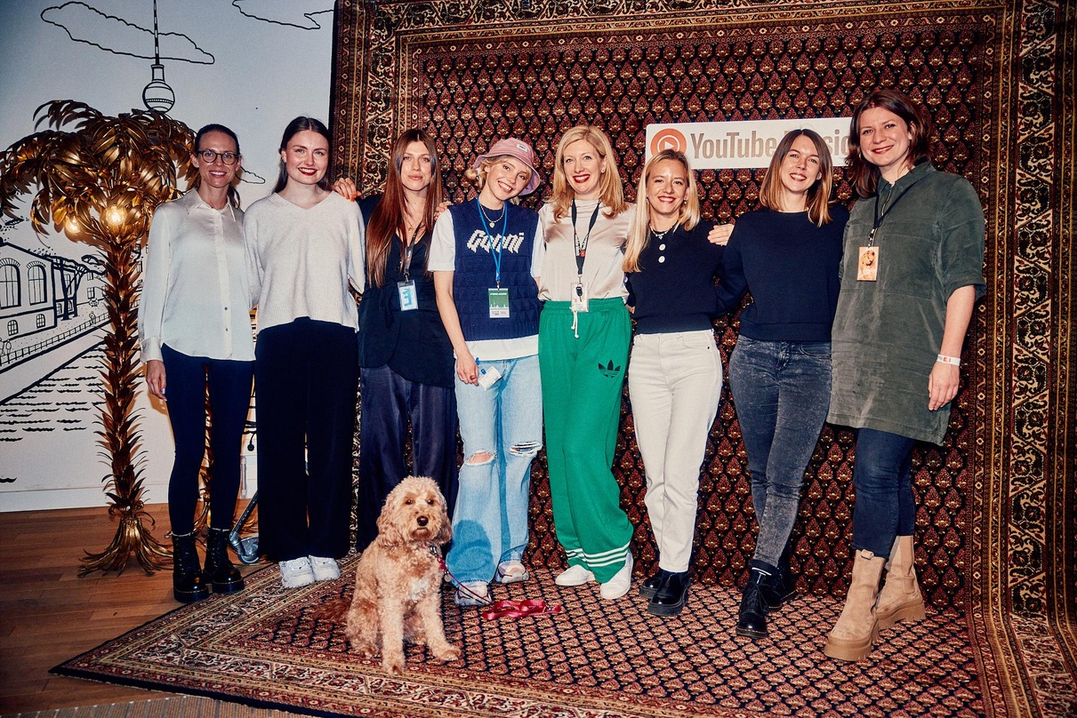 Brachten gemeinsam die erste deutsche YouTube Music Night auf die Bühne (von links): Shelsea Brühl (BMG), Mareike Thome (Irrsinn), Dina Mönster (YouTube), Lina, Gudrun Schweppe (YouTube), ...