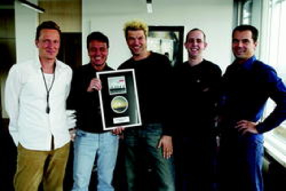 Das letzte Hosen-Album "Auswärtsspiel" wird mit Platin belohnt (v.l.n.r.): Markus Bruns (General Manager eastwest), Bernd Dopp (President Warner Music Group Germany), Campino, Patrick Orth...