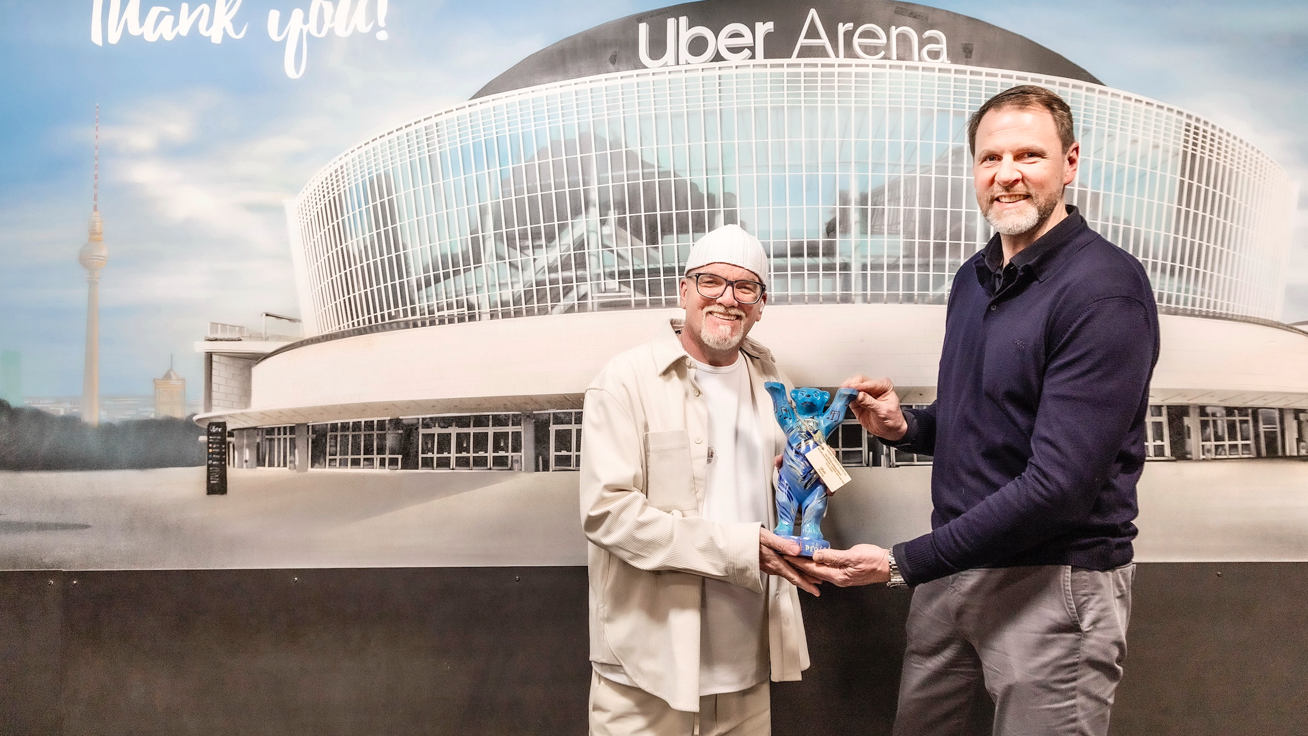 Bei der Übergab des Buddy Bear: DJ Ötzi (links) mit Ole Hertel (Vice President & Managing Director Uber Arena).