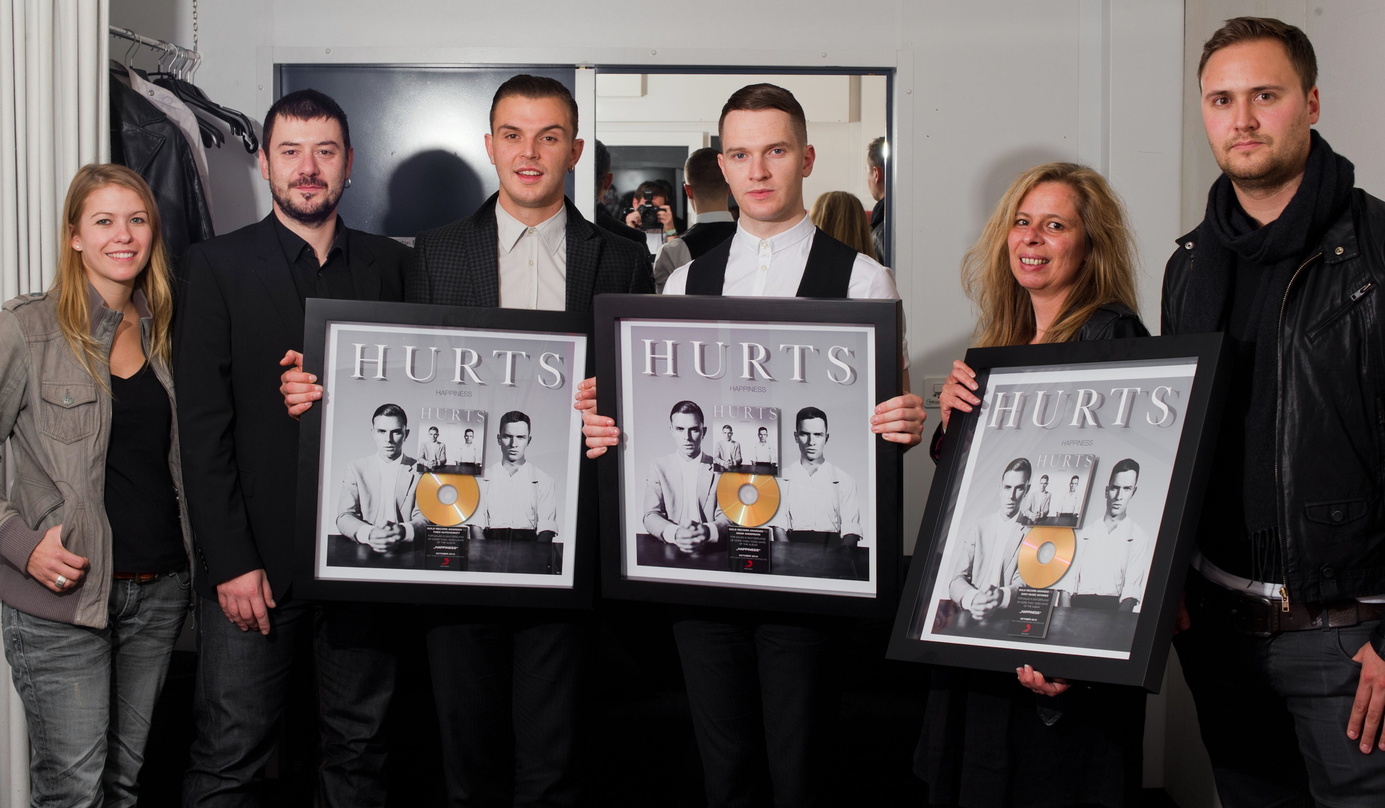 Bei der Gold-Verleihung mit dabei (v.l.n.r.): Denise Vogel (Product Manager GSA Sony Music Schweiz), Maurizio Dottore (Marketing Manager GSA Sony Music Schweiz), die Theo Hutchcraft und Ad...