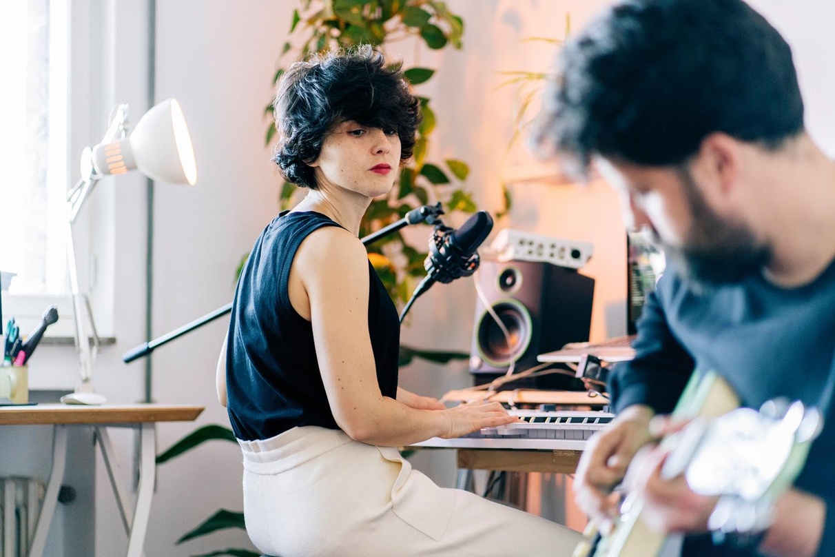 Bieten eine weitere Möglichkeit, um Geschichten rund um Künstler:innen zu erzählen: Podcasts mit Musik