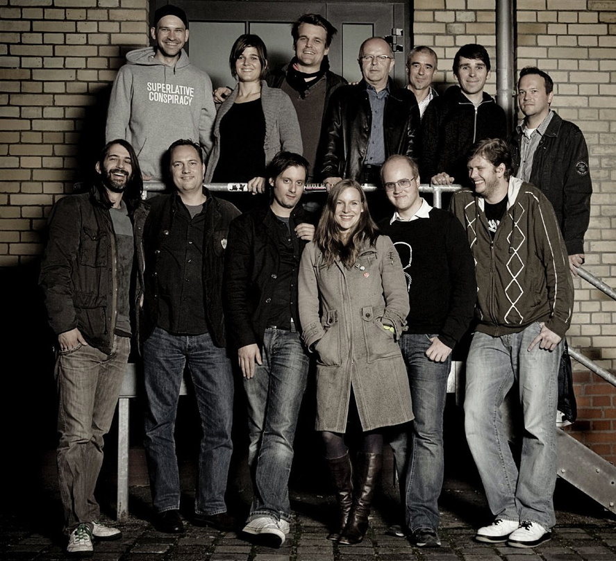 Neues Berliner Team: Wir sind Helden und Columbia||Neues Team: (vorn, v.l.n.r.): Pola Roy (Wir sind Helden), Edgar Berger (CEO Sony BMG Germany), Mark Tavassol, Judith Holofernes, Jean-Mic...