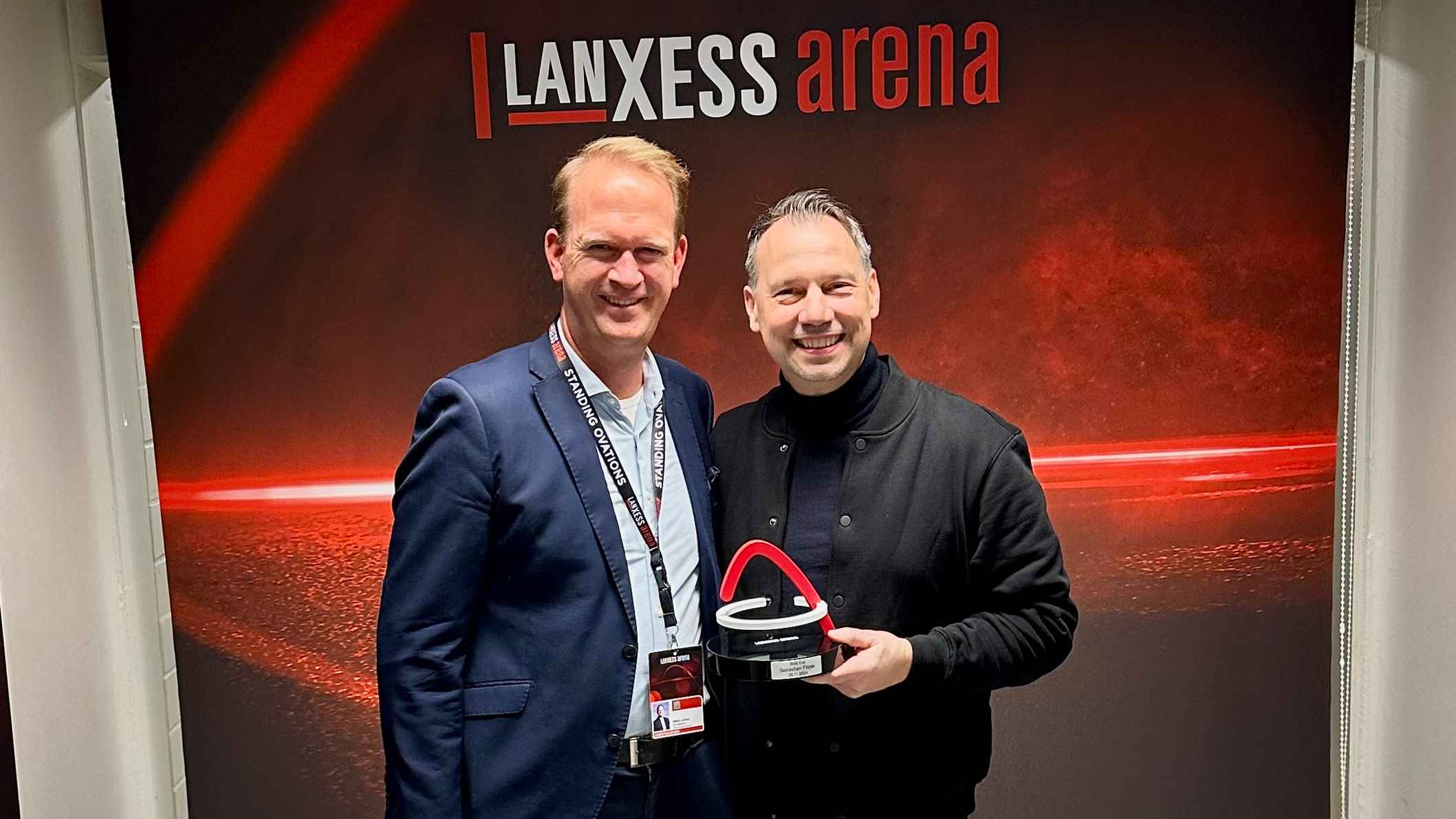 Bei der Übergabe des Sold-Out-Awards: Stefan Löcher (links, Arena-Geschäftsführer) und Sebastian Fitzek.