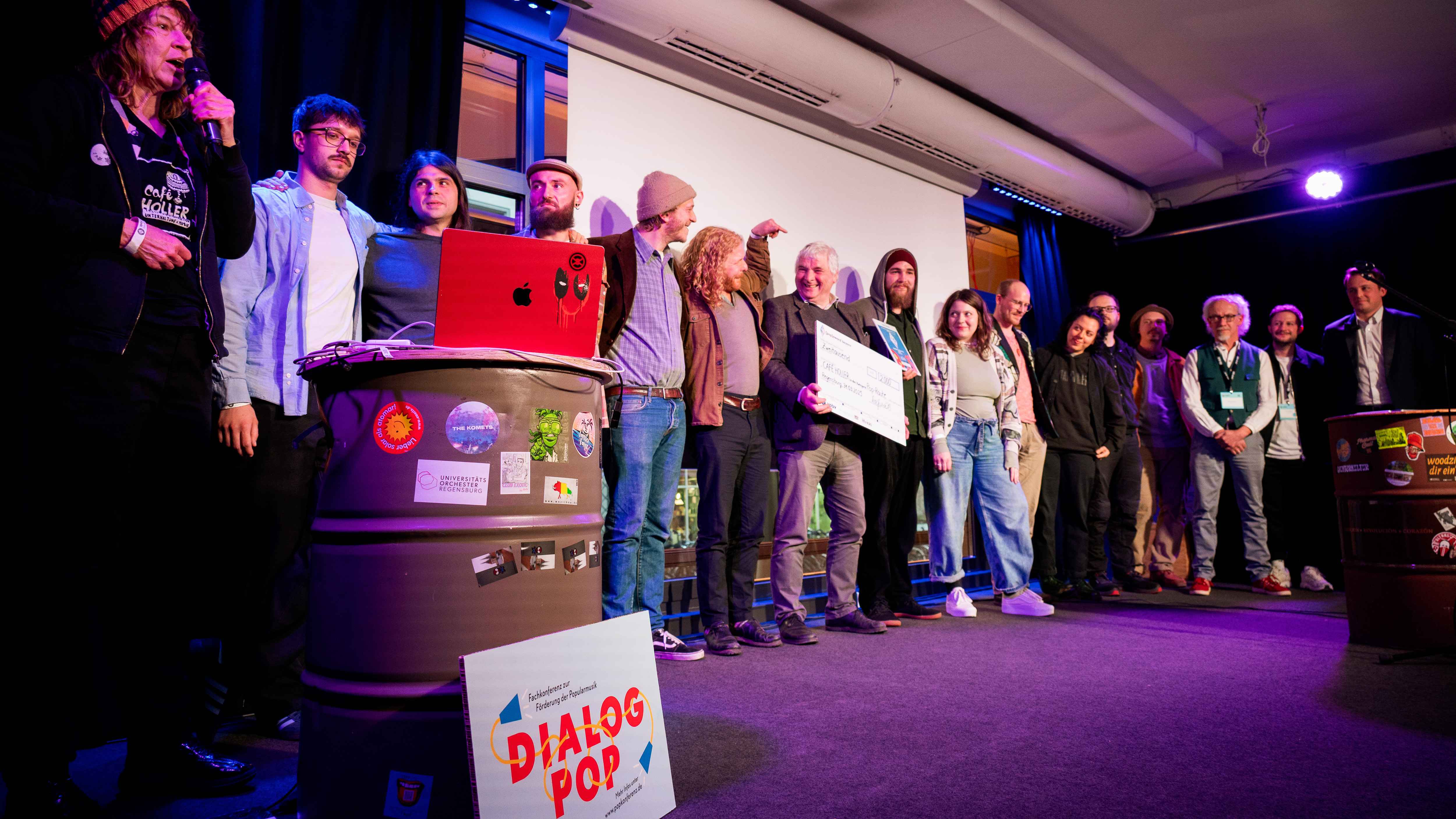 Bei der Vereihung des [pop]award Bayern in Regensburg: alle Preisträger:innen.