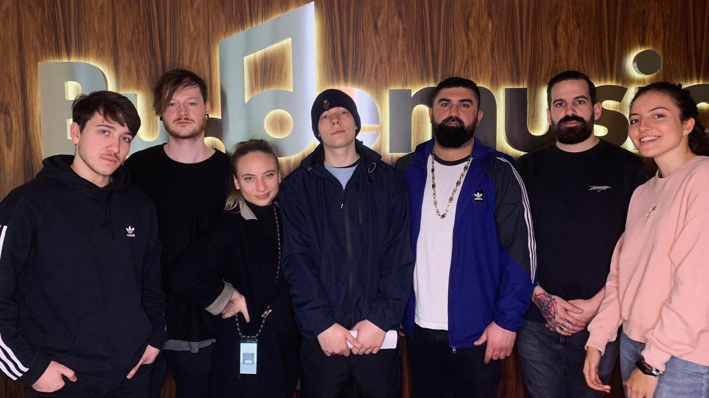 Den Vertrag besiegelten (von links): Lennart Siebels (Junior Editor & Scout Budde Music), Florian Müller (Junior Songplugging Manager Budde Music), Vanessa Kanapin (A&R Songplugging Manage...