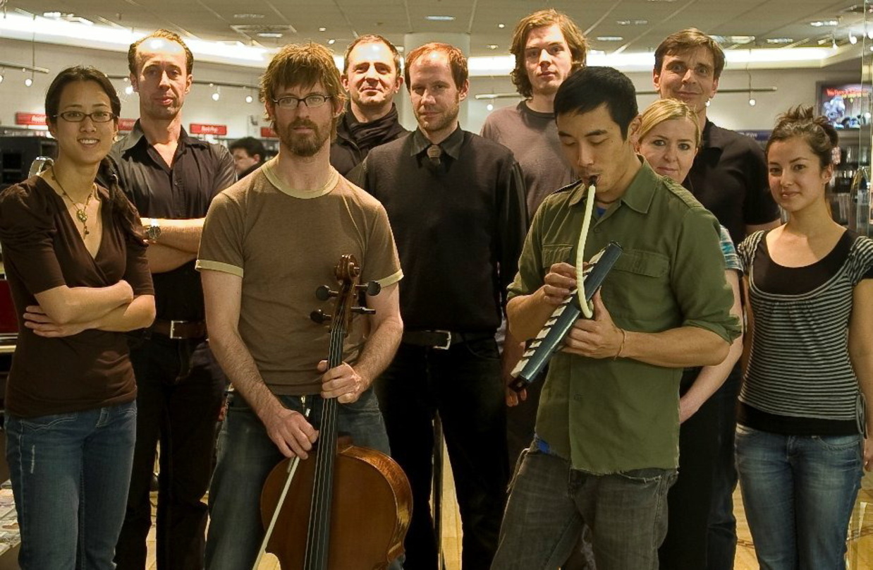 Mit dabei (v.l.n.r.): Vienna Teng, Carsten Wien (A&O), Cellist James Edward William III, Gert Rickmann-Wunderlich (Tourmanagement & Sound), Thorsten Bergmann (A&O), Robert Schulte (A&O), M...