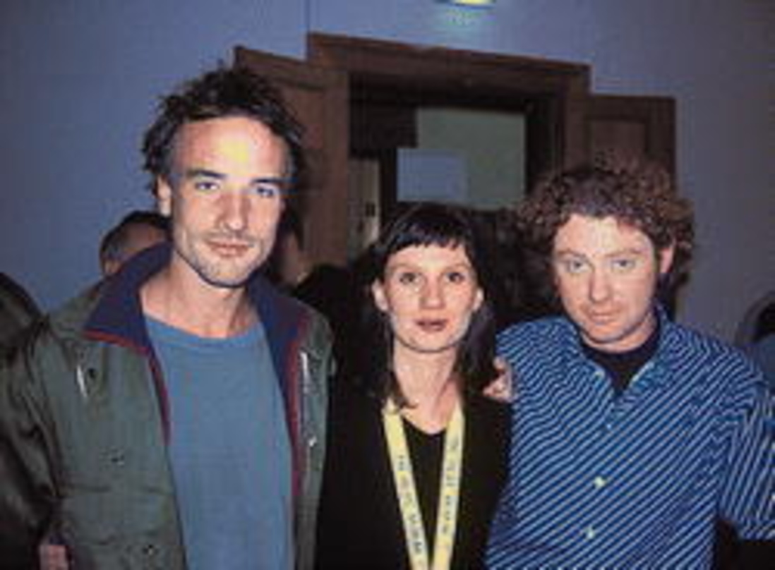 Besiegelten ihren Verlagsvertrag (v.l.n.r.): Axel Lünebach (l.) und Sven Schäfer (beide Silly Spider) mit Patrycja Pappelbaum (Universal Music Publishing)