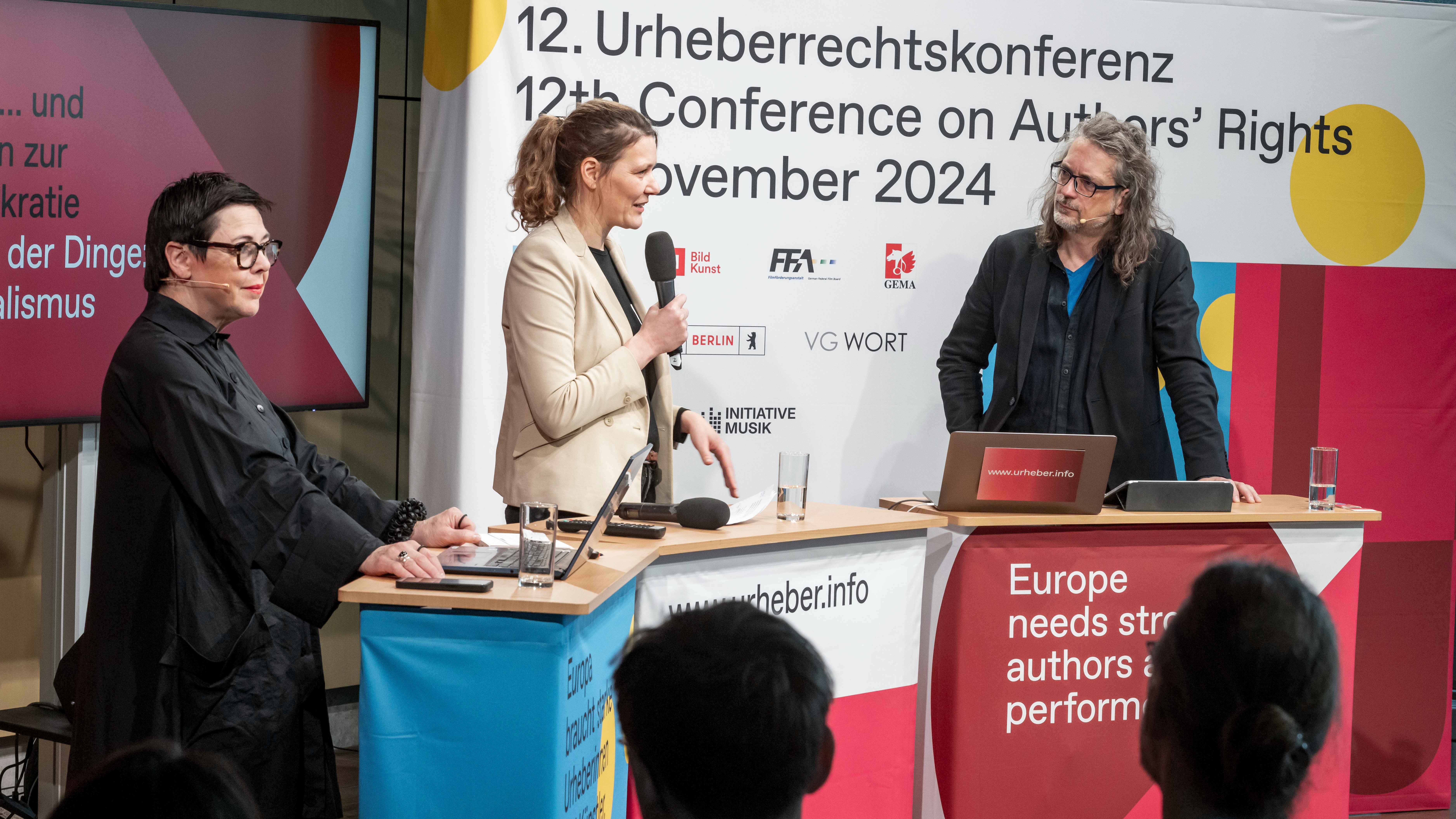 Sprachen auf der internationalen Urheberrechtskonferenz (von links): Katharina Uppenbrink (Initiative Urheberrecht), Hannah Mölders (Deutscher Journalistenverband) und Matthias Hornschuh (...