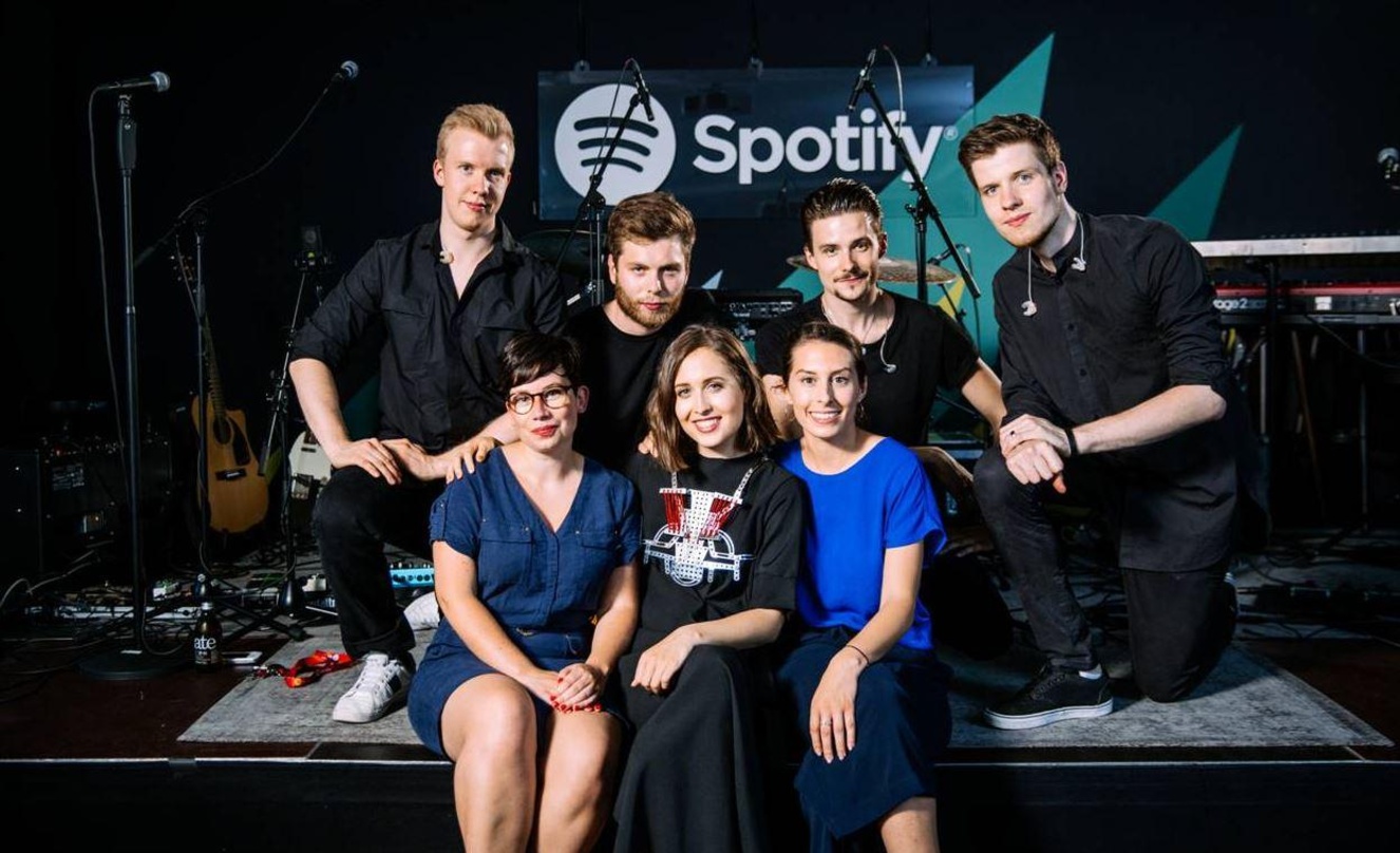 Bei der Session in Berlin (vorn, von links): Marie Heimer (Artist & Label Services Spotify), Alice Merton (Künstlerin) und Dilara Balantekin (Artist & Label Services Spotify) sowie (hinten...