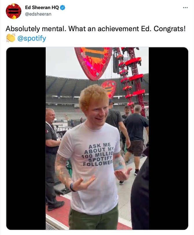 Präsentiert ein T-Shirt von Spotify mit der Aufschrift "Ask Me About My 100 Million Spotify Followers: Ed Sheeran