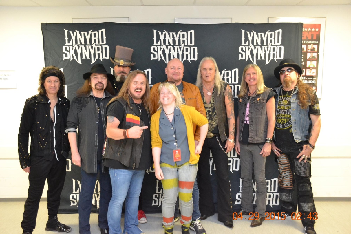 Vor dem Konzert (von links): Michael Cartellone, Gary Rossington, Johnny Colt (hinten), Johnny van Zant (alle Lynyrd Skynyrd), Helene Sperling (Geschäftsführerin Passerotto Concerts), Hein...