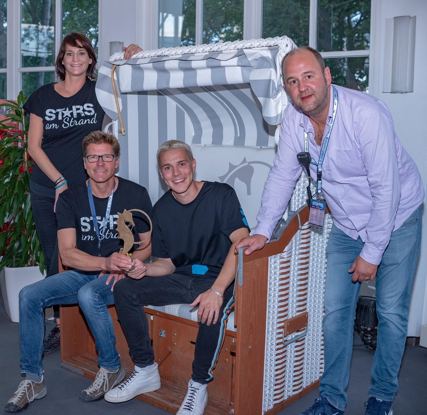 Bei der Verleihung des Goldenen Seepferdchens (von links): Silke Szymoniak (Marketingleitung TSNT), Joachim Nitz (Geschäftsführer TSNT), Felix Jaehn und Kai Müller (Inhaber Elbe Entertainm...