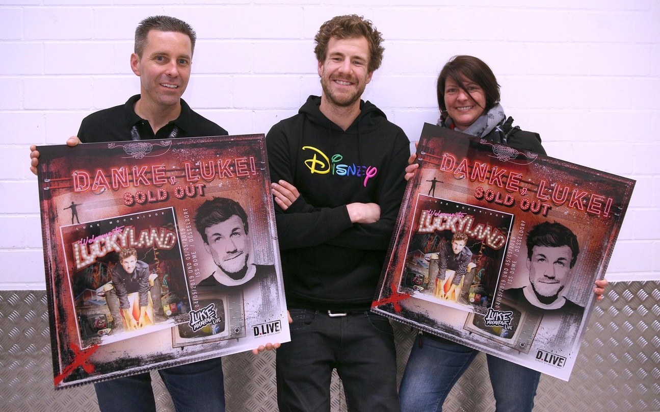 Bei der Verleihung: Gregor Eßer (links, Stellvertretender General Manager ISS Dome), Luke Mockridge und Stefanie Bairlein-Hillebrand (Projektleitung MTS Live)