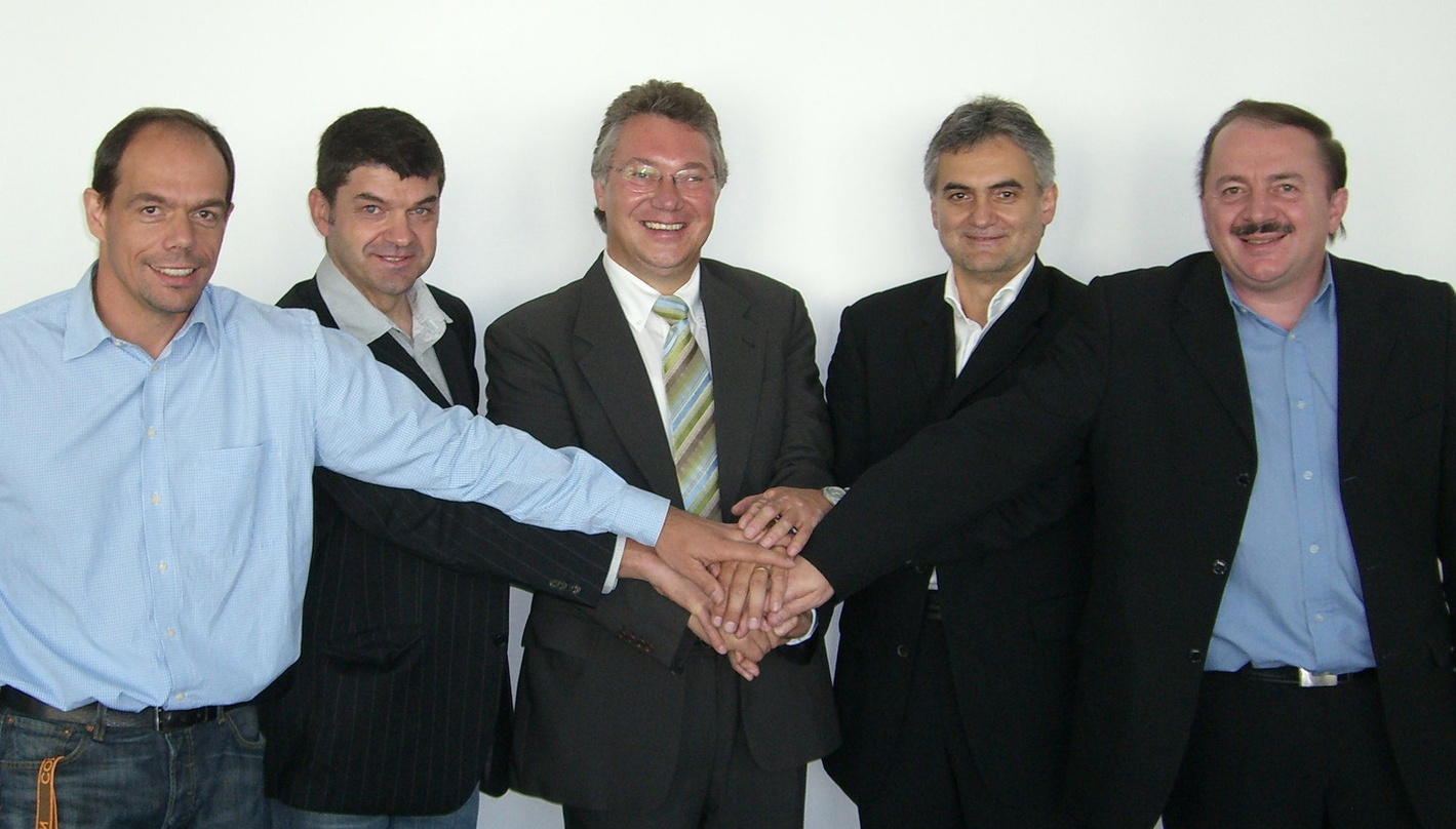 Vertrag verlängert (v.l.n.r.): Ralf Schedler, Günther Beyrer (beide A&R Koch), Ernst Hutter, Franz Selb und Egerländer-Manager Georg Preisinger