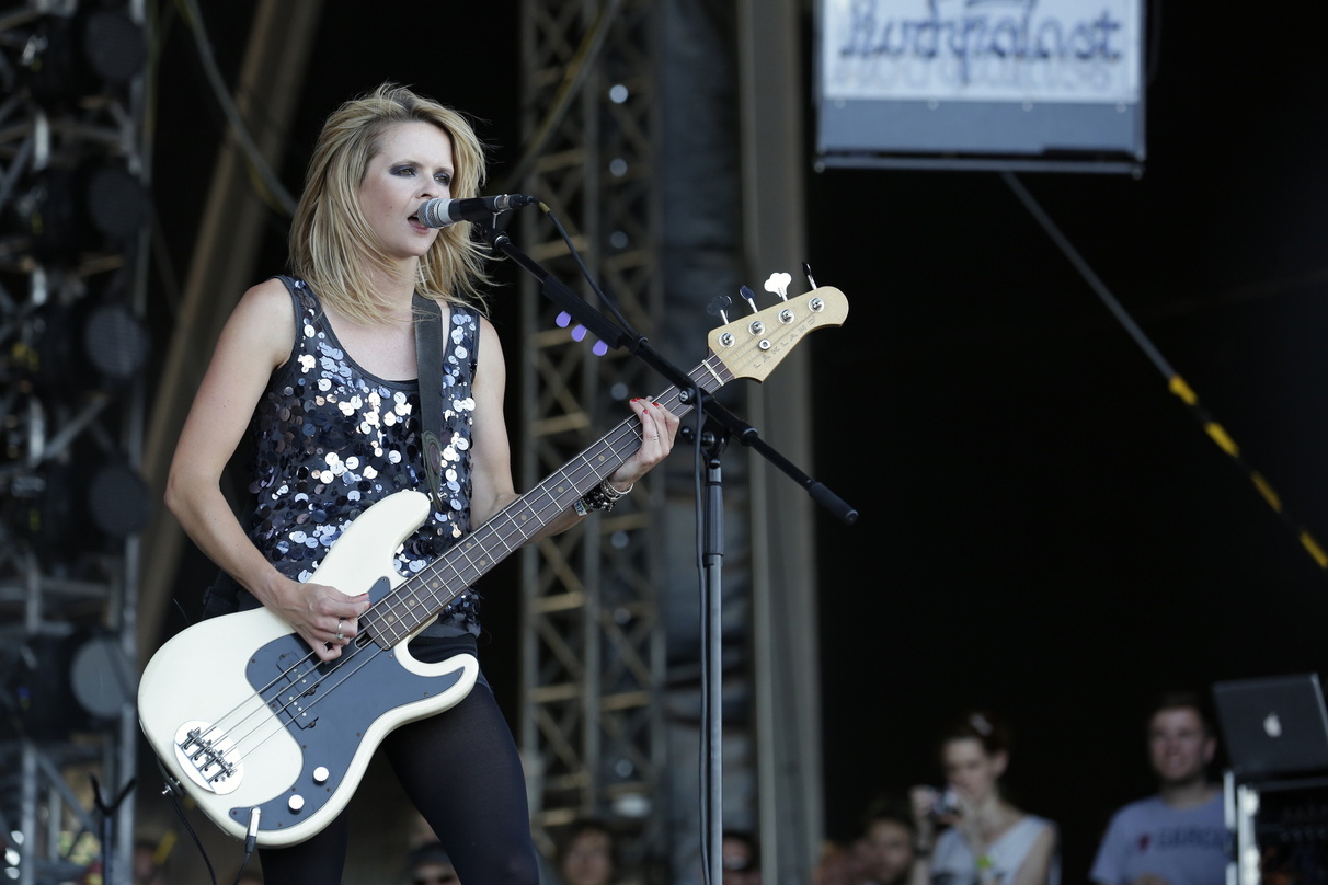 Bei beiden Festivals auf der Bühne und mit Akustikset für die Lotsen im Einsatz: Charlotte Cooper von The Subways