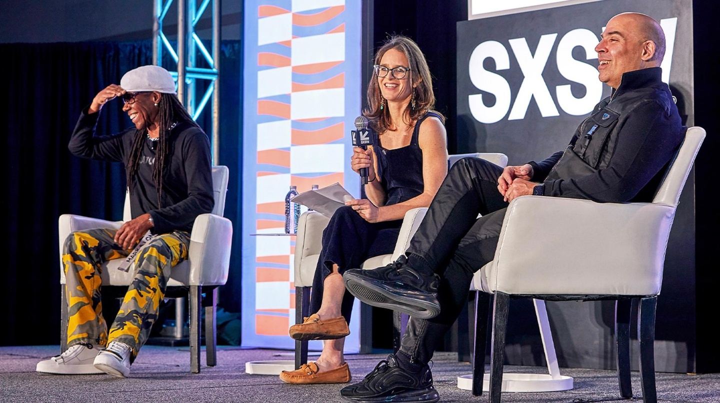 Sprachen über die Bedeutung der Songwriter (von links): Nile Rodgers, Moderatorin Hannah Karp und Merck Mercuriadis (Hipgnosis) auf der SxSW Bühne