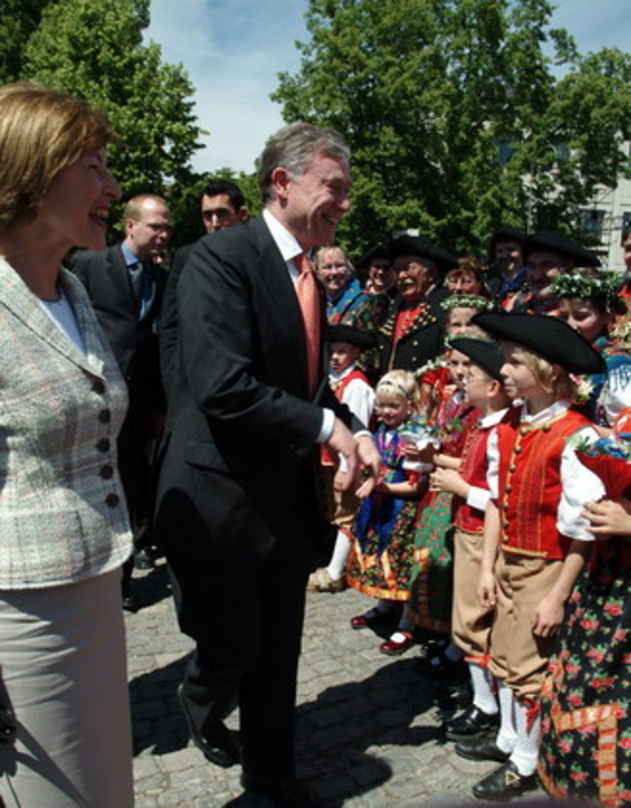 Bad in der Menge: Bundespräsident Horst Köhler begrüßt die Orchester auf dem Residenzplatz